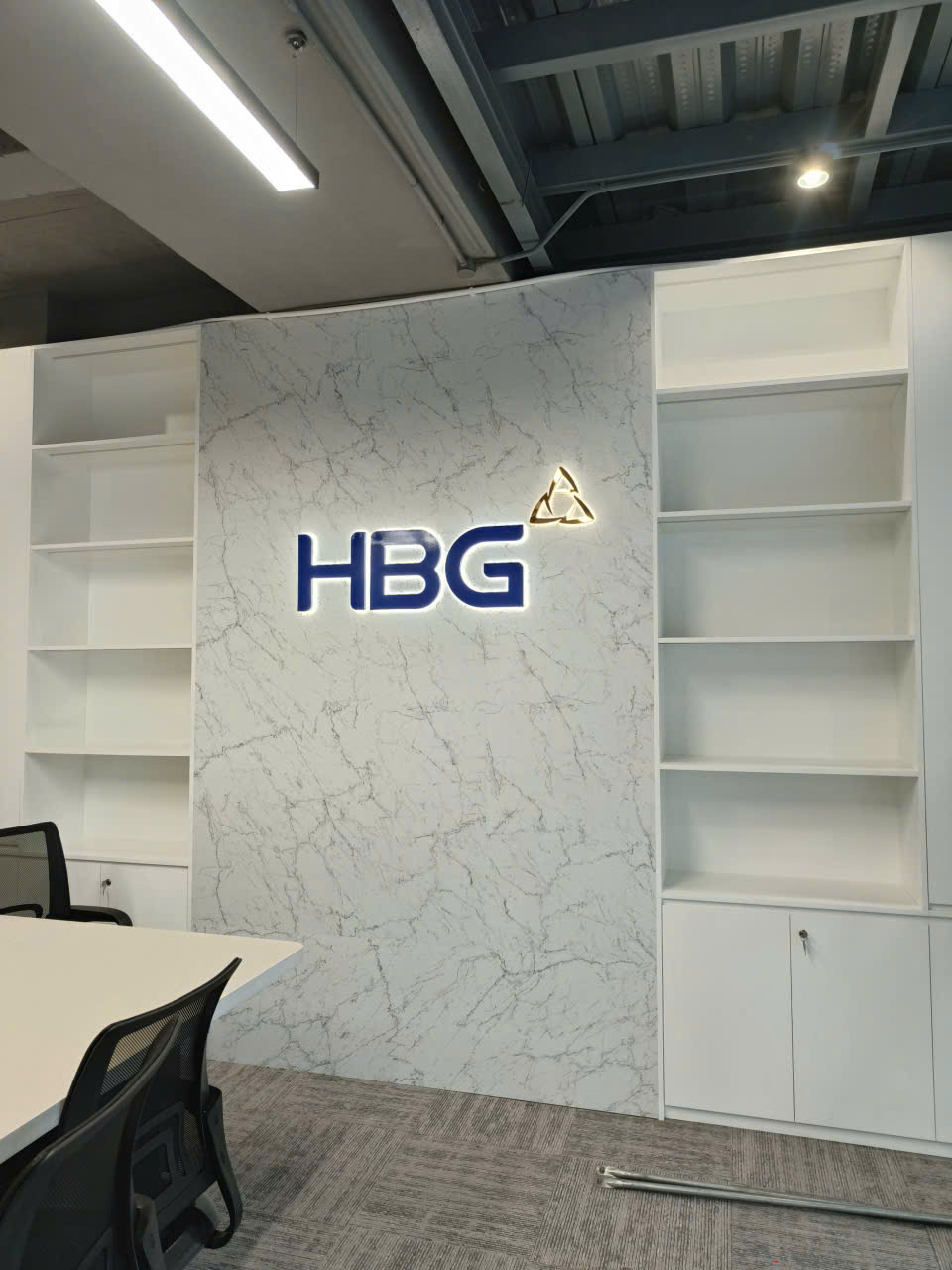 Logo HBG vách văn phòng