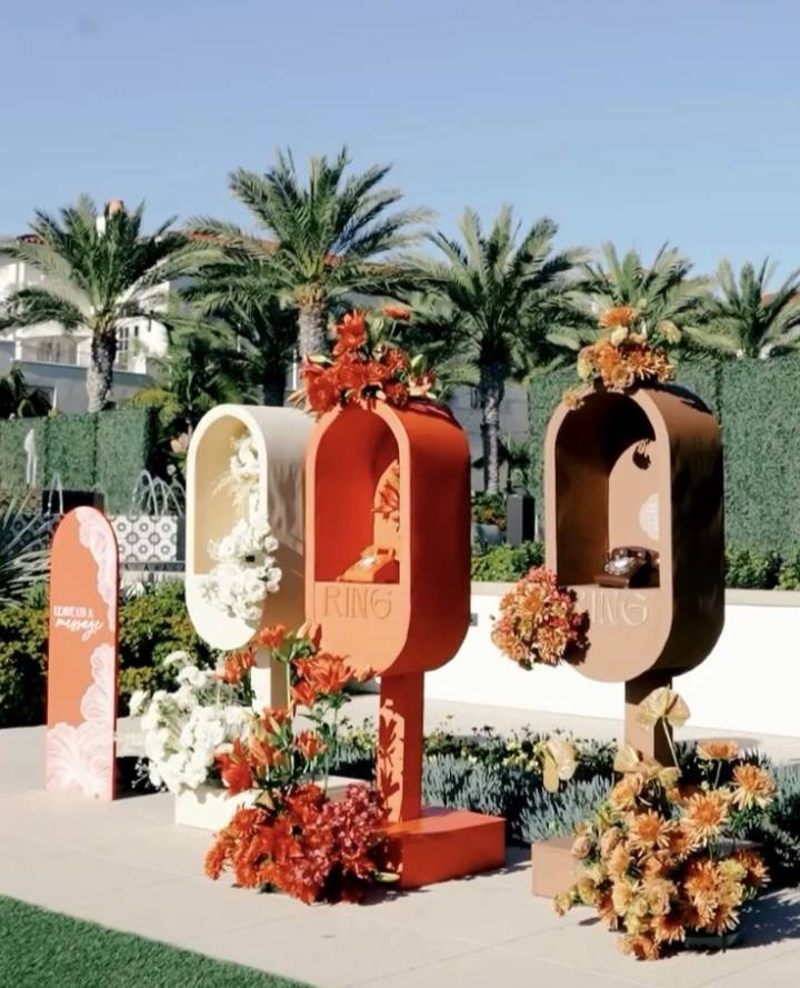 Tiểu cảnh decor bốt điện thoại hoa tươi